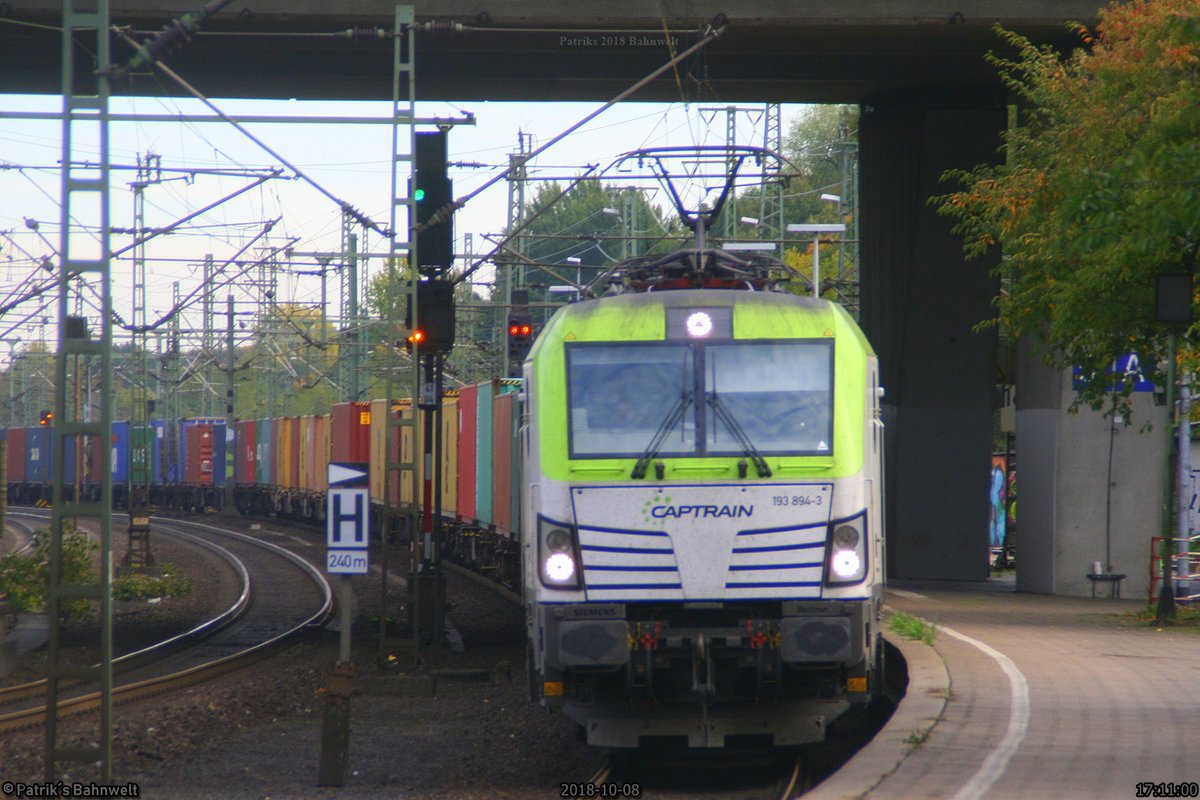 Captrain 193 894 mit Containerzug Richtung Hafen
am 08.10.2018 in Hamburg-Harburg
