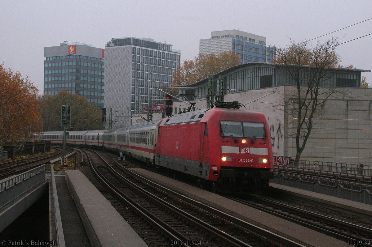 DB 101 023 mit IC 2072 nach Westerland (Sylt)
am 24.11.2018 in Hamburg-Dammtor
