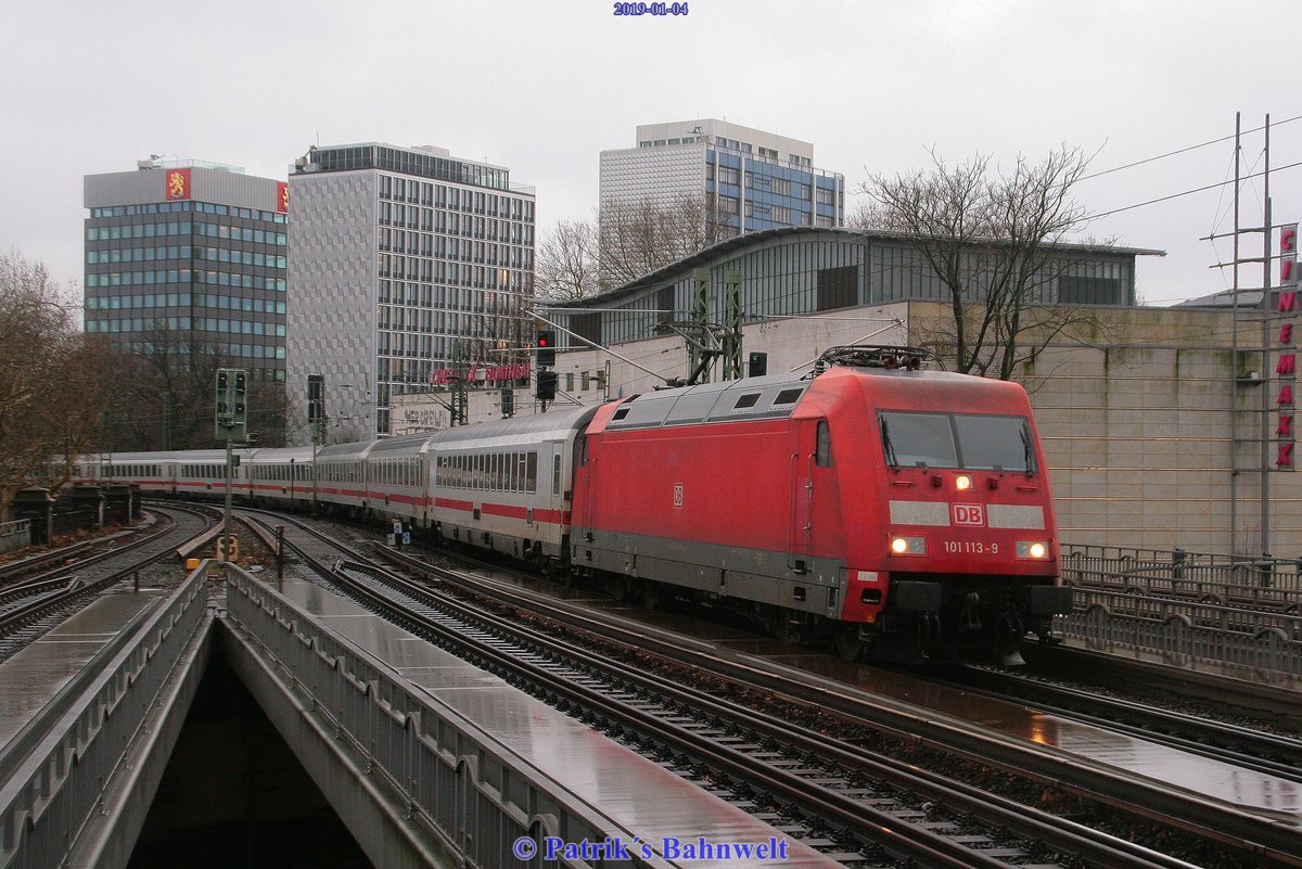 DB 101 113 mit InterCity am 04.01.2019 in Hamburg-Dammtor