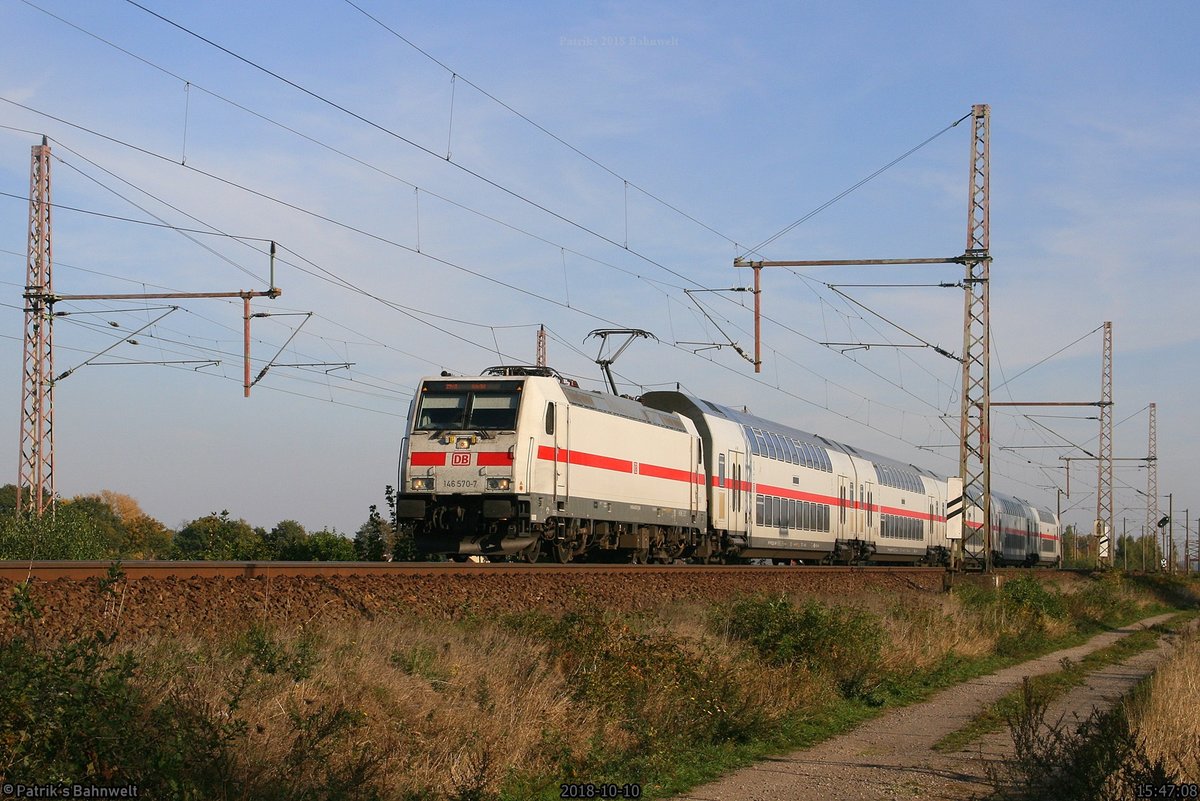 DB 146 570 mit IC2-Wagenpark Richtung Wunstorf
am 10.10.2018 in Dedensen-Gümmer