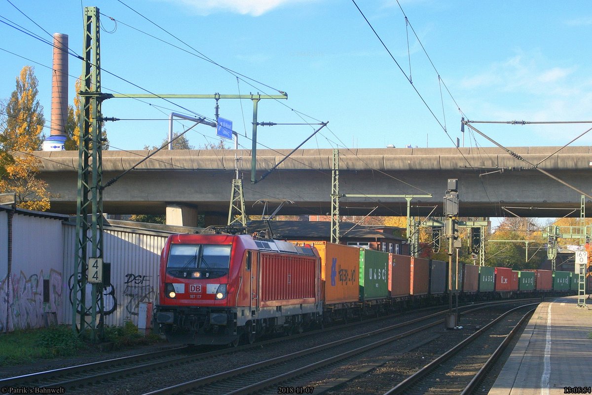 DB 187 117 mit Containerzug Richtung Süden
am 07.11.2018 in Hamburg-Harburg