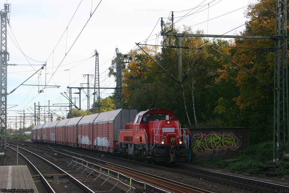 DB 261 100 mit geschlossenen Autotransportwagen Richtung Cuxhaven
am 08.10.2018 in Hamburg-Harburg