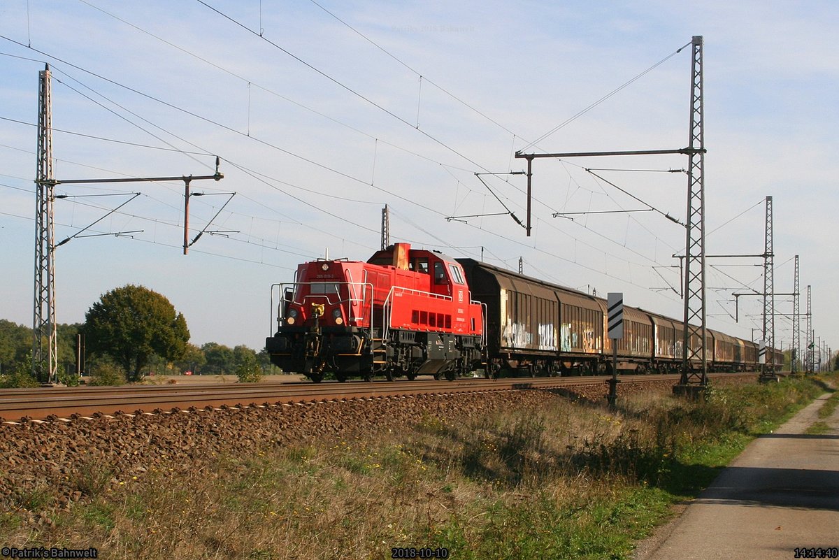 DB 265 018 mit H-Wagenzug Richtung Wunstorf
am 10.10.2018 in Dedensen-Gümmer