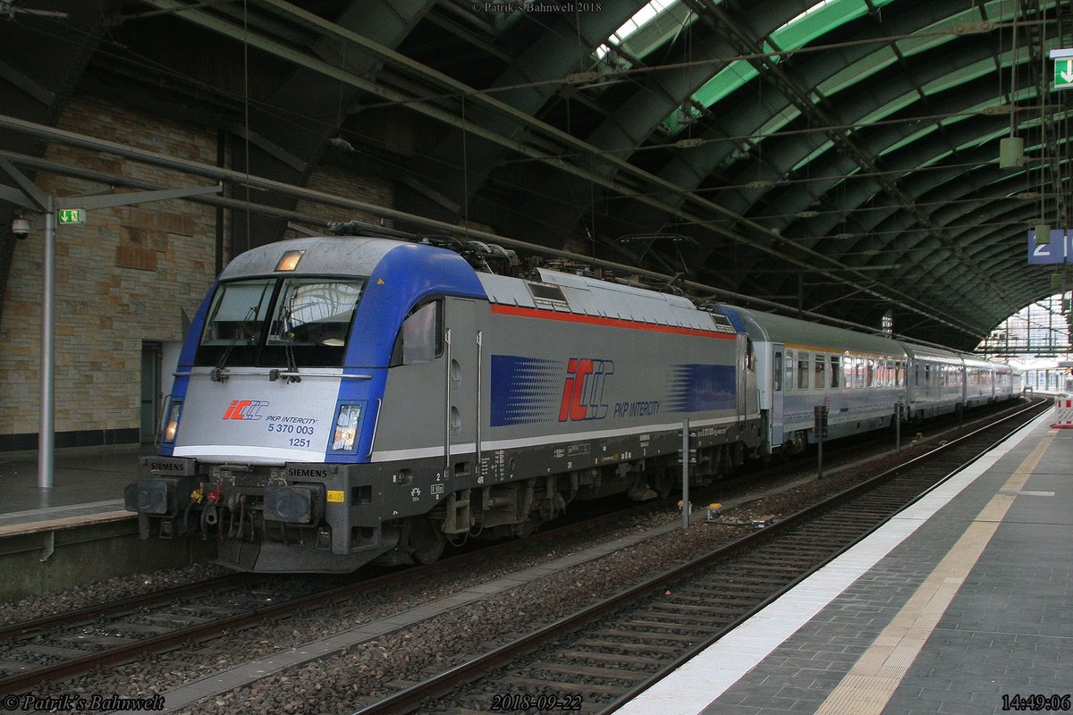 PKP Intercity 5 370 003 mit EC 45 nach Warszawa Wschodnia am 22.09.2018 in Berlin Ostbahnhof