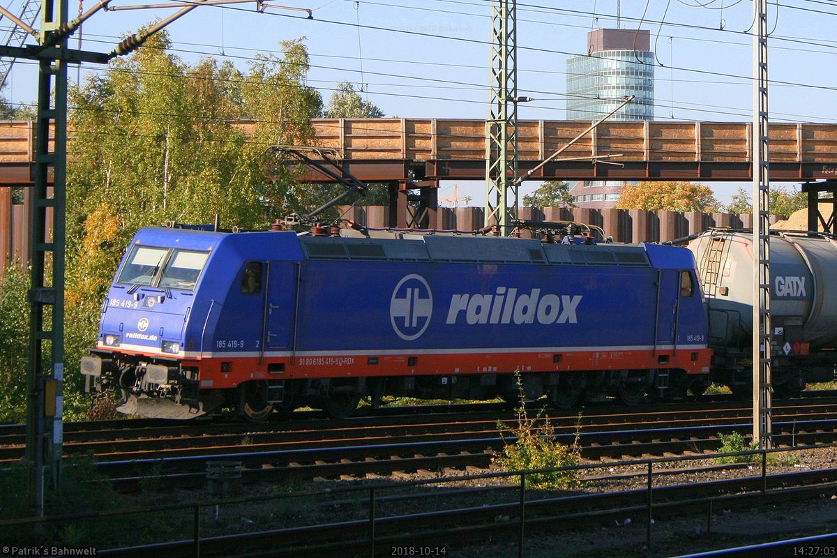 Raildox 185 419 mit Kesselwagenzug Richtung Süden
am 14.10.2018 in Hamburg-Harburg
