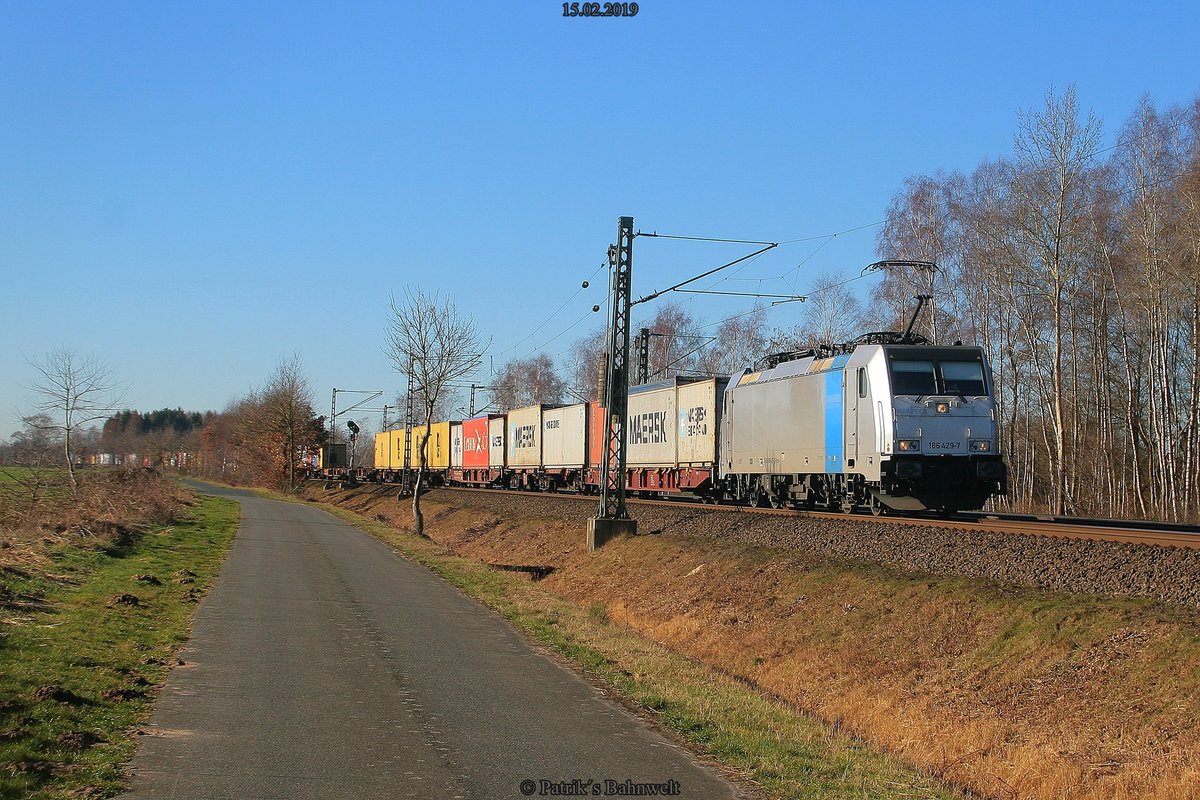 Rpool 186 429 mit Containerzug Richtung Hamburg
am 15.02.2019 in Scheeßel, Büschelskamp