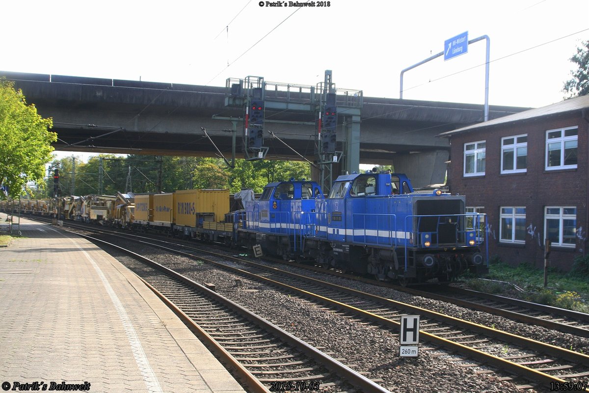 SPITZKE V100-SP-026 (214 016) + SPITZKE V100-SP-028 (214 018) mit Bauzug Richtung Norden
am 03.10.2018 in Hamburg-Harburg