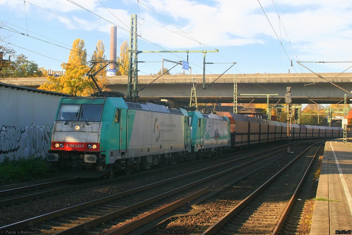 VPS 186 245 + VPS 186 247 mit Kohlewagenzug Richtung Süden
am 07.11.2018 in Hamburg-Harburg 