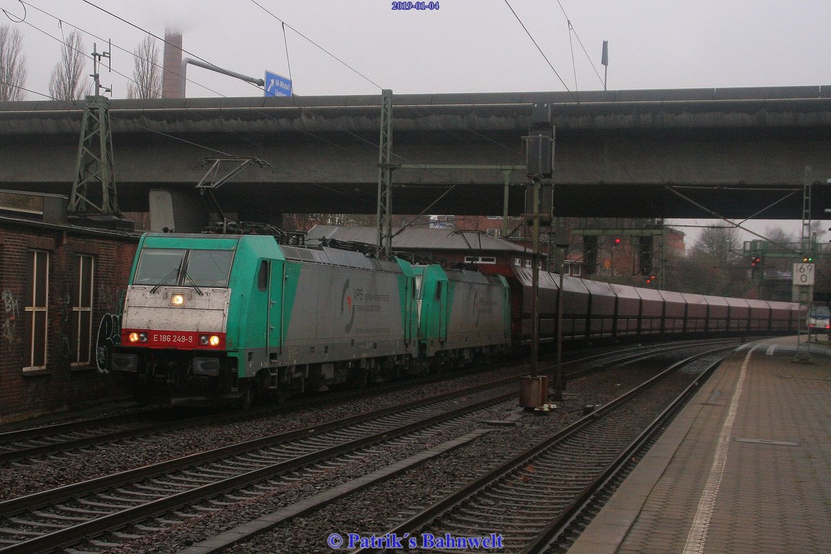 VPS 186 249 + VPS 186 244 mit Kohlewagenzug
am 04.01.2019 in Hamburg-Harburg