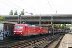 DB 145 018 + DB 145 0xx mit Kohlewagenzug Richtung Süden
am 08.10.2018 in Hamburg-Harburg