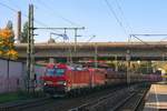 DB 193 340 + DB 193 326 mit Kohlewagenzug Richtung Süden  am 14.10.2018 in Hamburg-Harburg