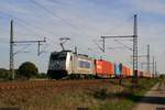 Metrans 386 012 mit Containerzug Richtung Wunstorf  am 10.10.2018 in Dedensen-Gümmer