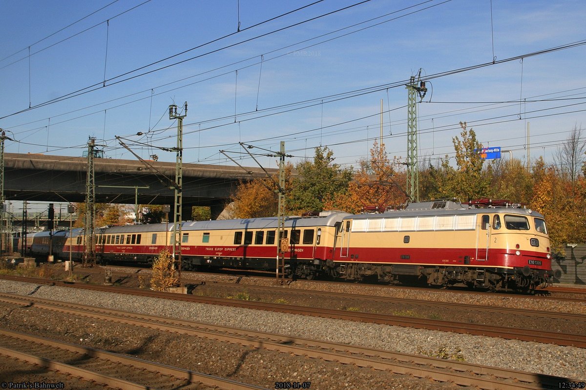 AKE E10 1309 (113 309) mit Rheingold nach Süden
am 07.11.2018 in Hamburg-Harburg