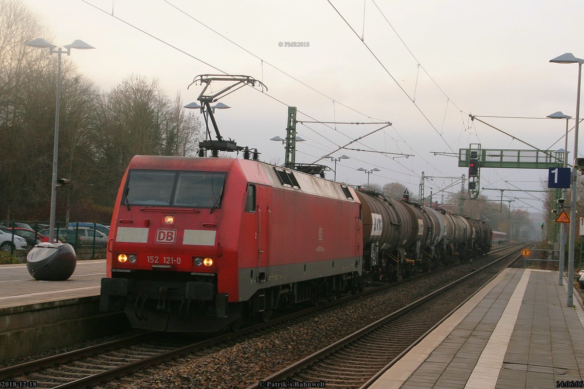 DB 152 121 mit Kesselwagenzug Richtung Hamburg-Harburg am 18.12.2018 in Buxtehude